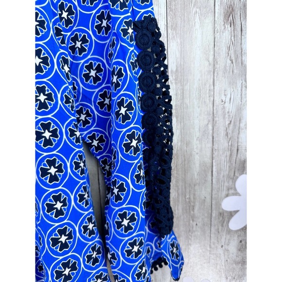 Crown & Ivy Womens‎ Tops Sz XS Navy Blue Floral Lace Trim Split Neck 3/4 Sleeves - Picture 5 of 7